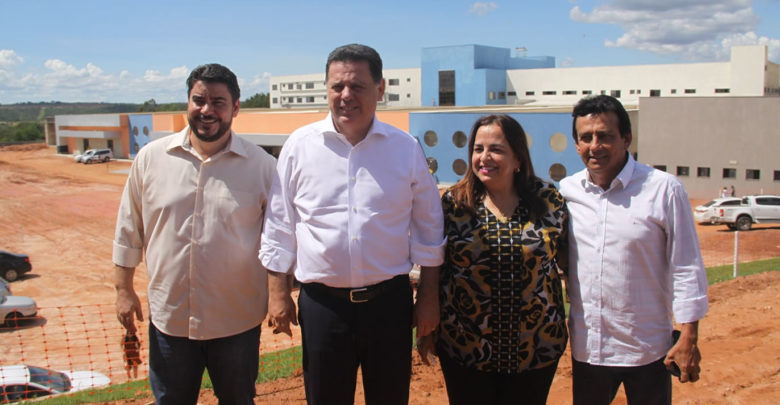 Valmir Pedro, Marconi, Eliane e o vice-prefeito Juarez, com a obra do Hospital Regional de Uruaçu ao fundo (Foto: Osvando Teixeira)