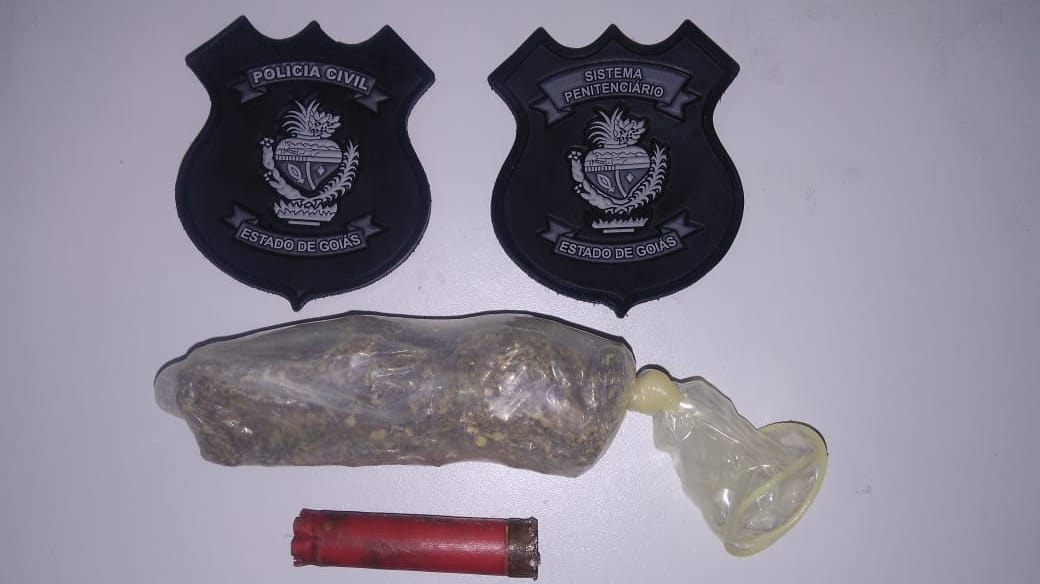 Maconha foi envolvida em um preservativo masculino (Foto: Polícia Civil)