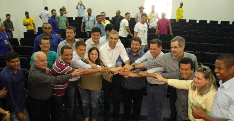 Lideranças políticas comemoram conquista (Foto: Ascom Uruaçu)