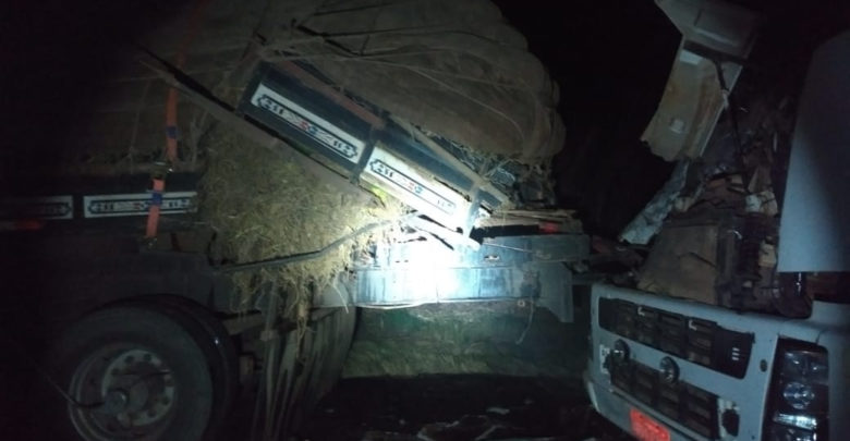 Com o impacto da batida na traseira da carreta, motorista que estava a frente do veículo foi esmagado (Foto: PRF)