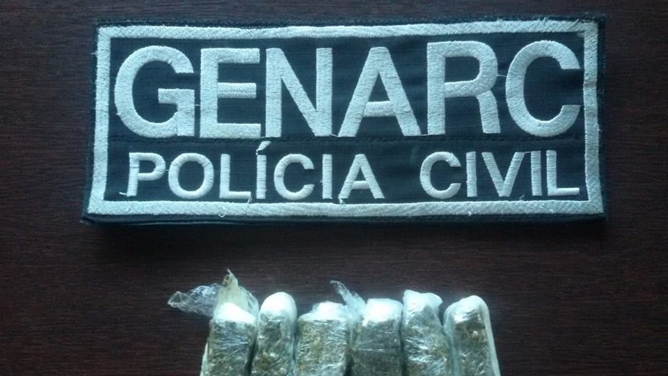 Porções consideráveis de maconha foram encontradas nas partes íntimas da mulher (Fonte: Polícia Civil)