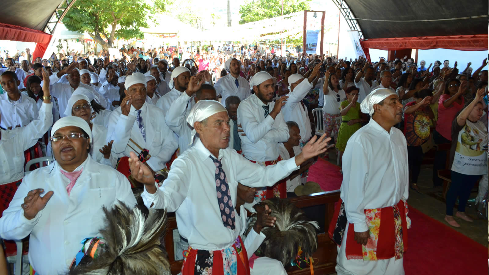 Momento de devoção: fiéis participam da missa (Foto: Elaine Alves)