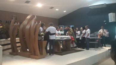 Missa de Corpo Presente foi celebrada pelo padre Gilson Jardene Guimarães Barreto, pároco da Paróquia Nossa Senhora da Abadia, em Goianésia: momento de muita dor aos familiares e amigos [Foto: Euclides Oliveira