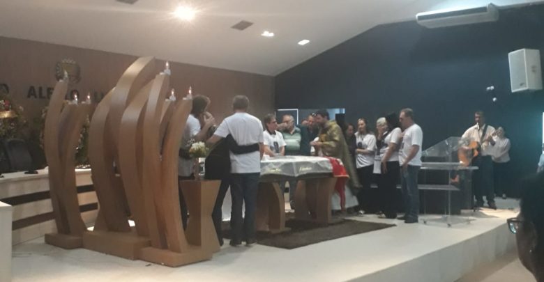 Missa de Corpo Presente foi celebrada pelo padre Gilson Jardene Guimarães Barreto, pároco da Paróquia Nossa Senhora da Abadia, em Goianésia: momento de muita dor aos familiares e amigos [Foto: Euclides Oliveira