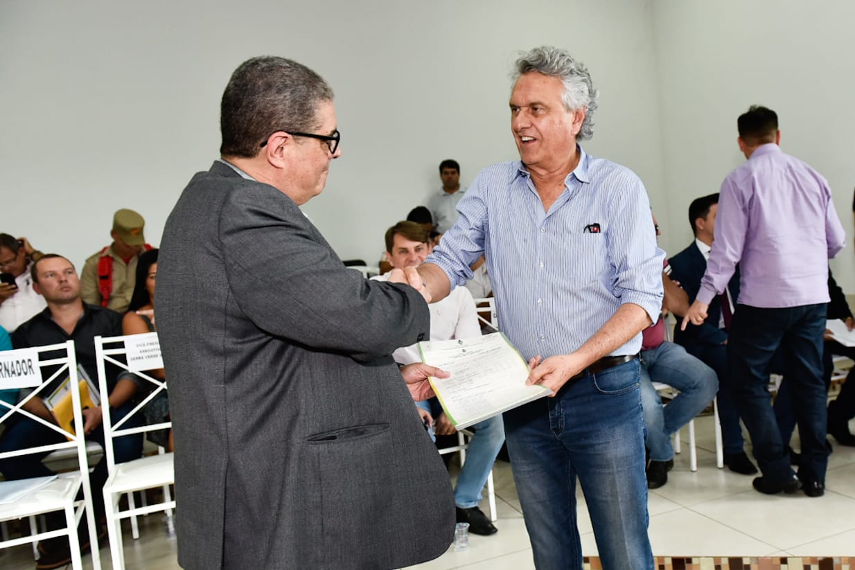 Luciano de Freitas Borges, executivo da mineradora, em outro momento da entrega da licença ambiental em Minaçu, diretamente das mãos do governador Ronaldo Caiado/DEM [Foto: Divulgação/Governo de Goiás]