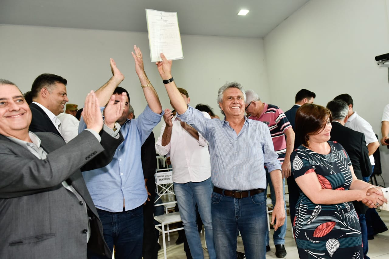 Na terceira visita que fez a Minaçu somente este ano, governador Ronaldo Caiado fez a entrega do licenciamento ambiental à Mineração Serra Verde: Terras Raras vão sair do papel e se tornar realidade na cidade [Foto: Divulgação/Governo de Goiás]