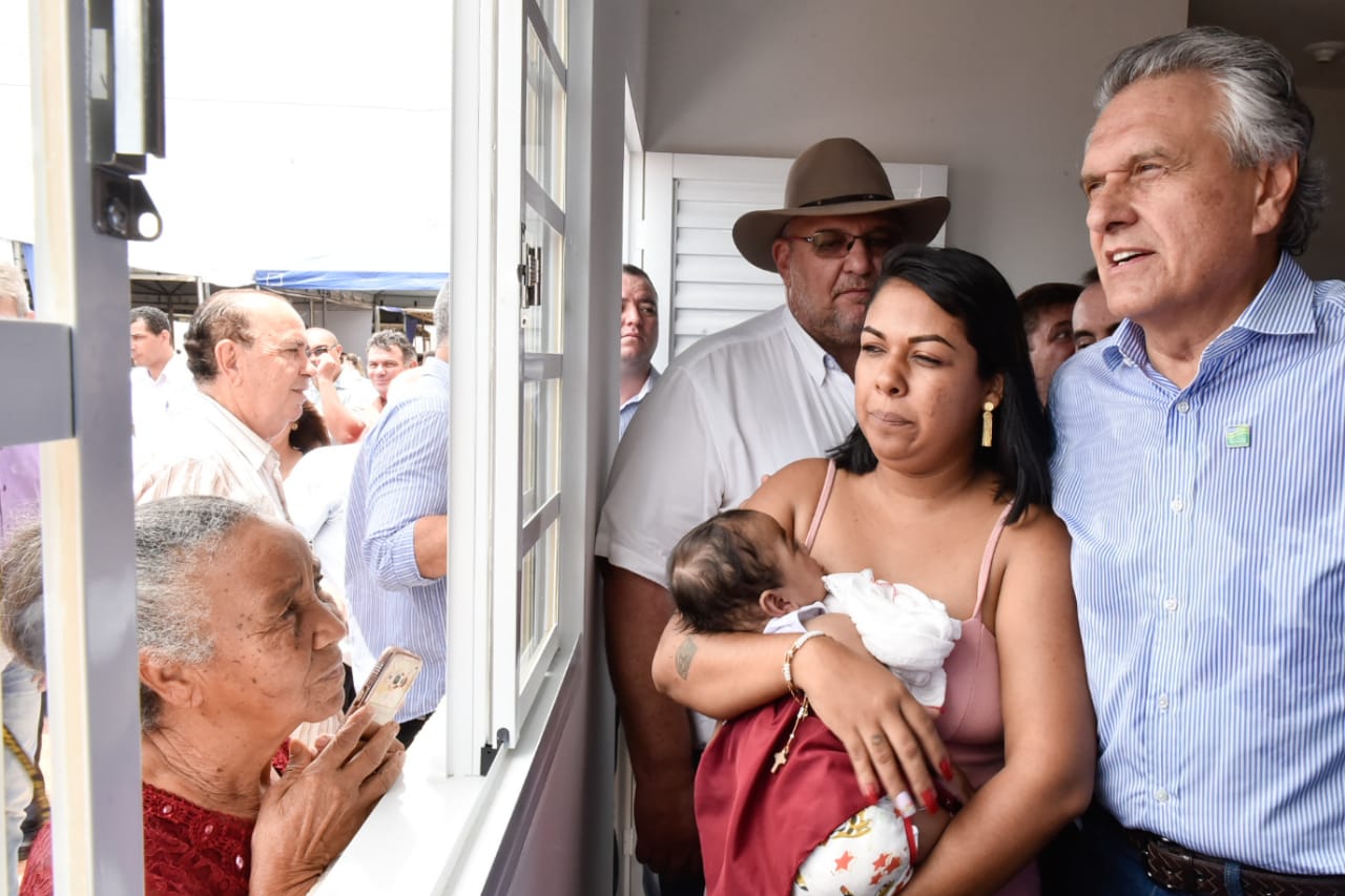 SEM ALUGUEL – Fernanda, com o bebê no colo, recebe a comitiva do governador Ronaldo Caiado para a inauguração