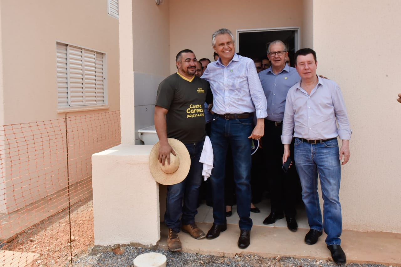 NA CASA DO CIDADÃO – Governador Caiado e comitiva, integrada, entre outros, pelo deputado federal José Nelto, visitam casa de morador beneficiado em Porangatu